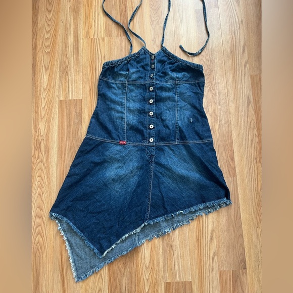 Backless denim dress
Size shows 13/14 it fits like Medium - Picture 2 of 4